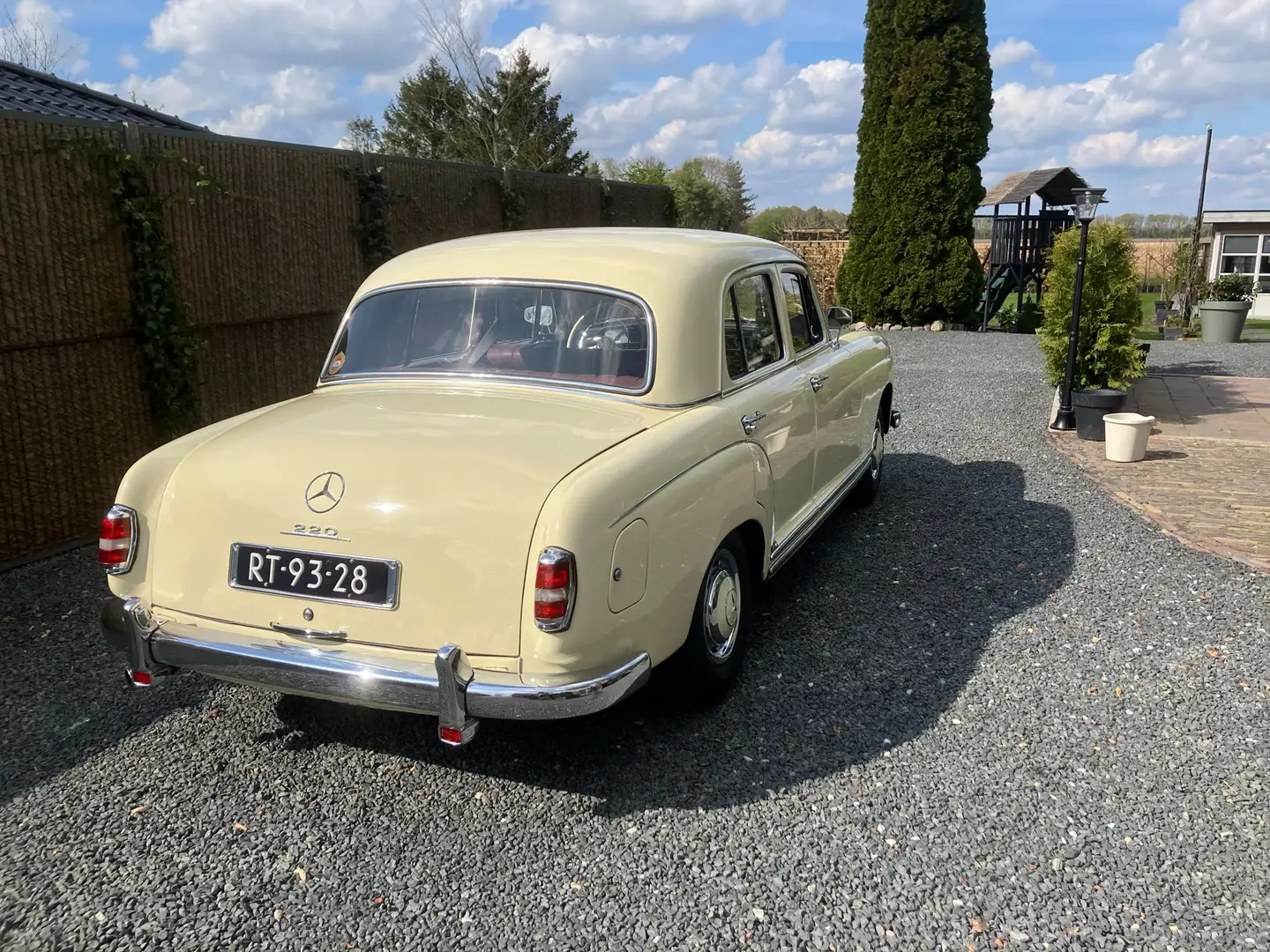 Mercedes-Benz 220 A Geel - 2