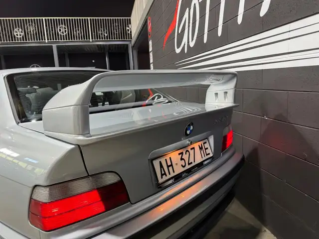 BMW 3 Series view 9