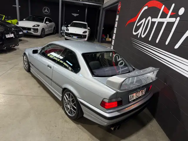 BMW 3 Series view 5