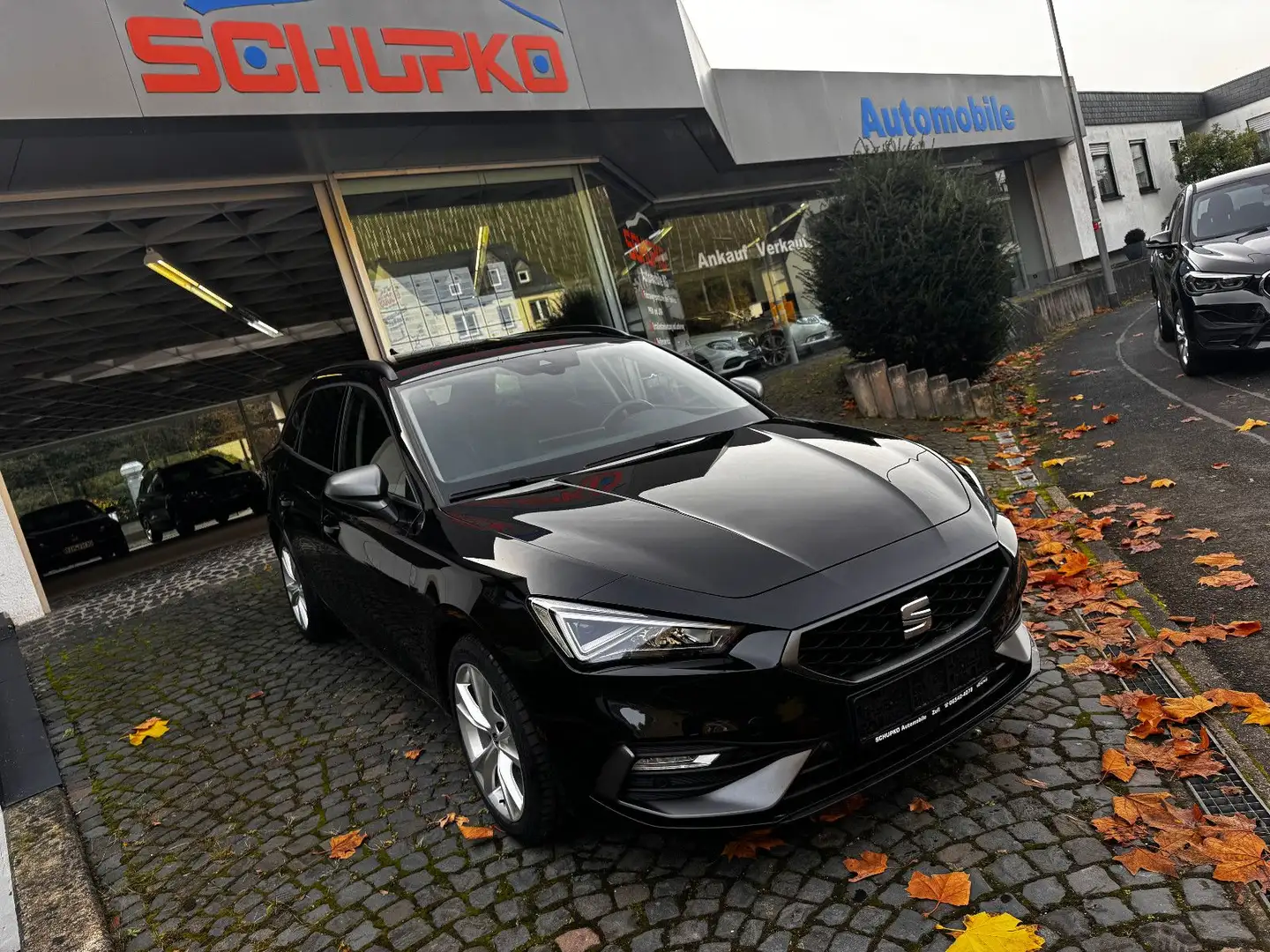 SEAT Leon Sportstourer 1.4 e-Hybrid DSG FR Schwarz - 1