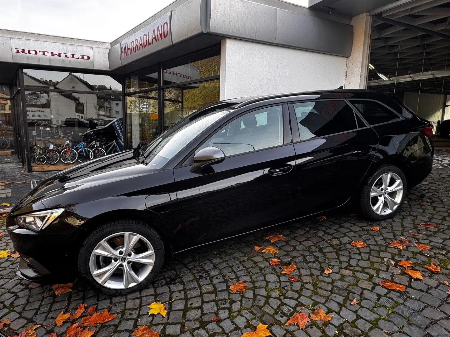 SEAT Leon Sportstourer 1.4 e-Hybrid DSG FR Schwarz - 1