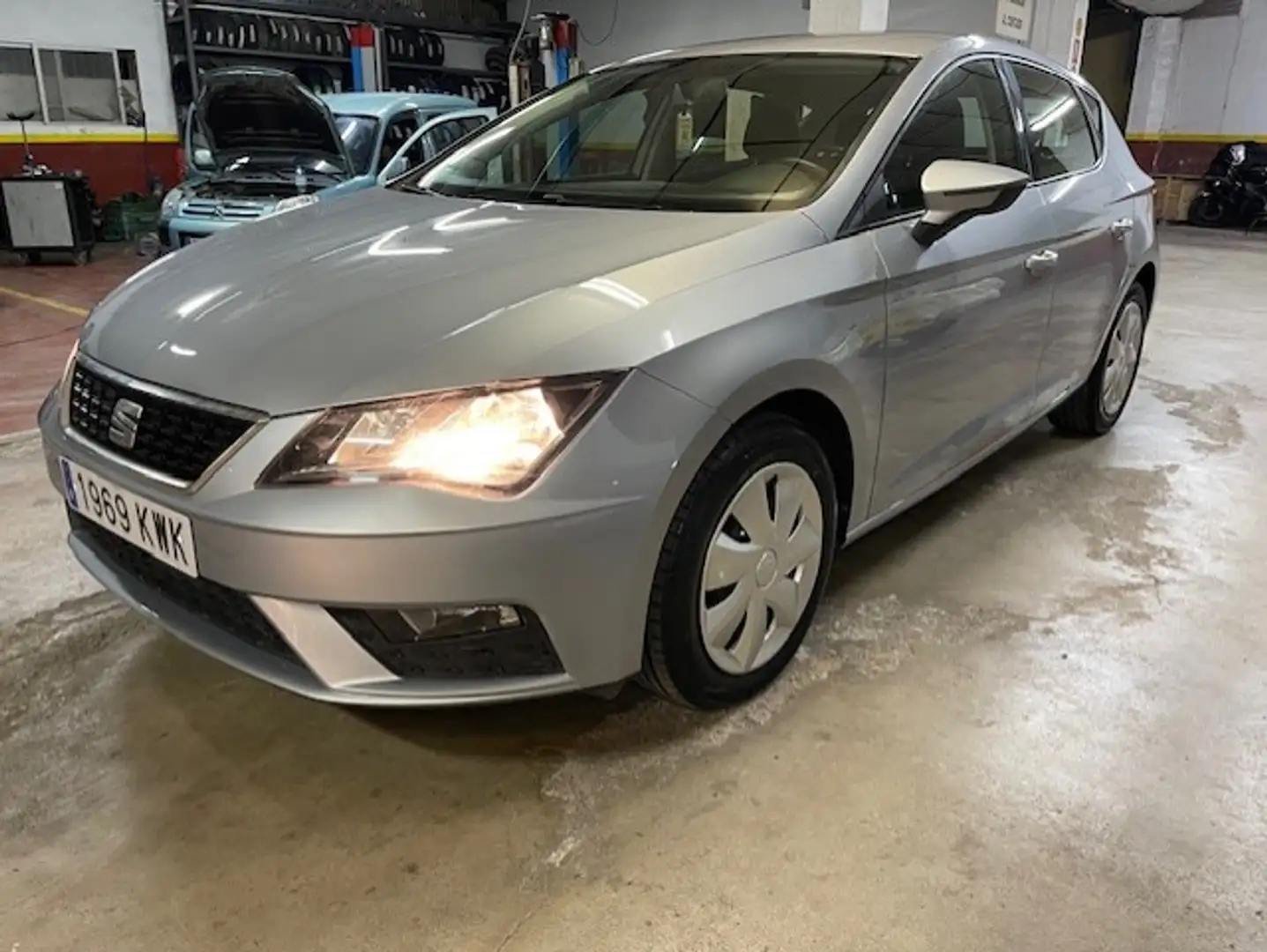 SEAT Leon 1.6TDI CR S&S Reference Plus 115 Silber - 2