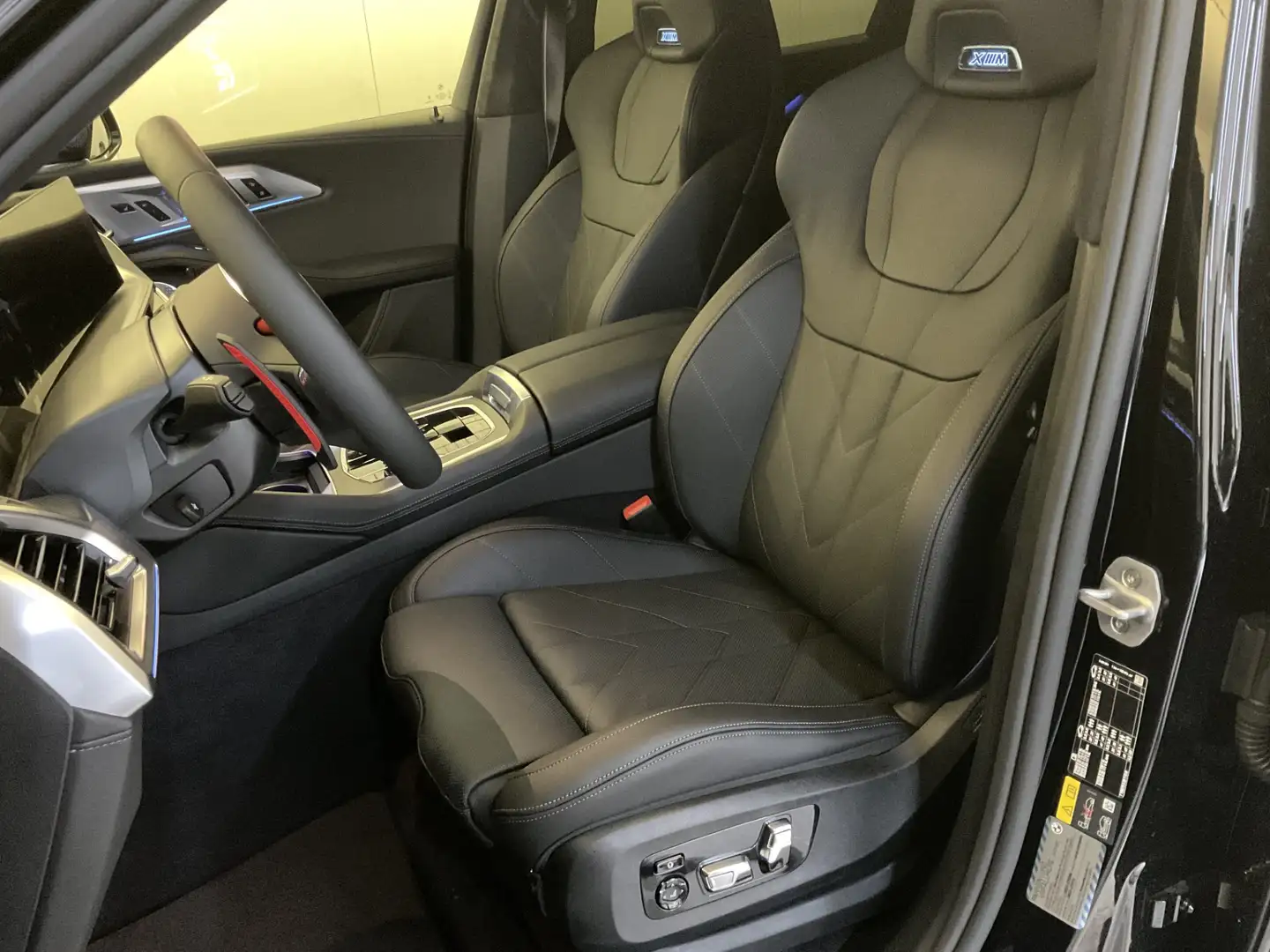 BMW XM 50e Schwarz - 2