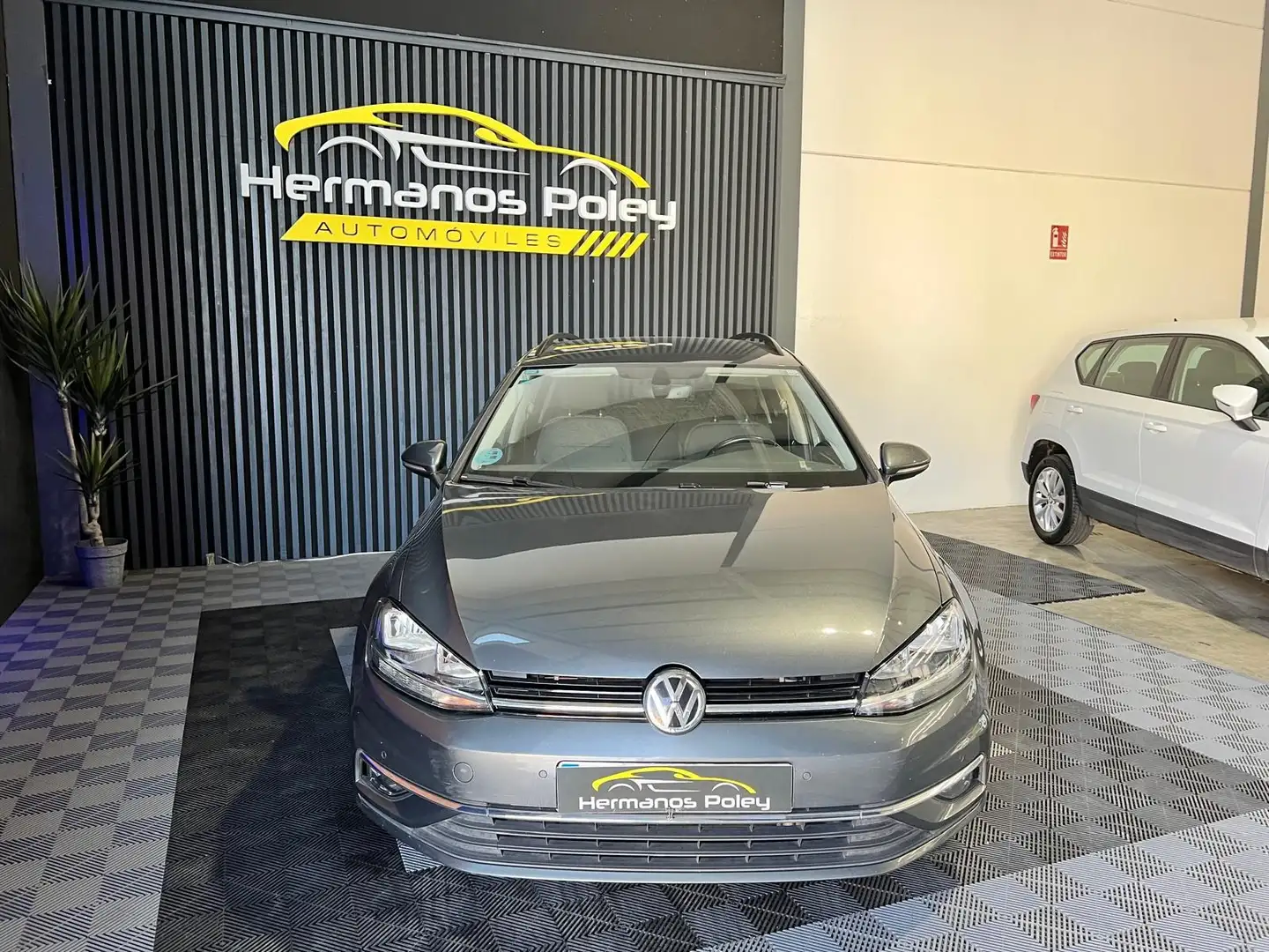 Volkswagen Golf Variant 1.6TDI Advance DSG7 Grijs - 2