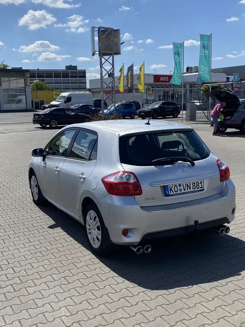 Toyota Auris 1.6 Club Серебристый - 1