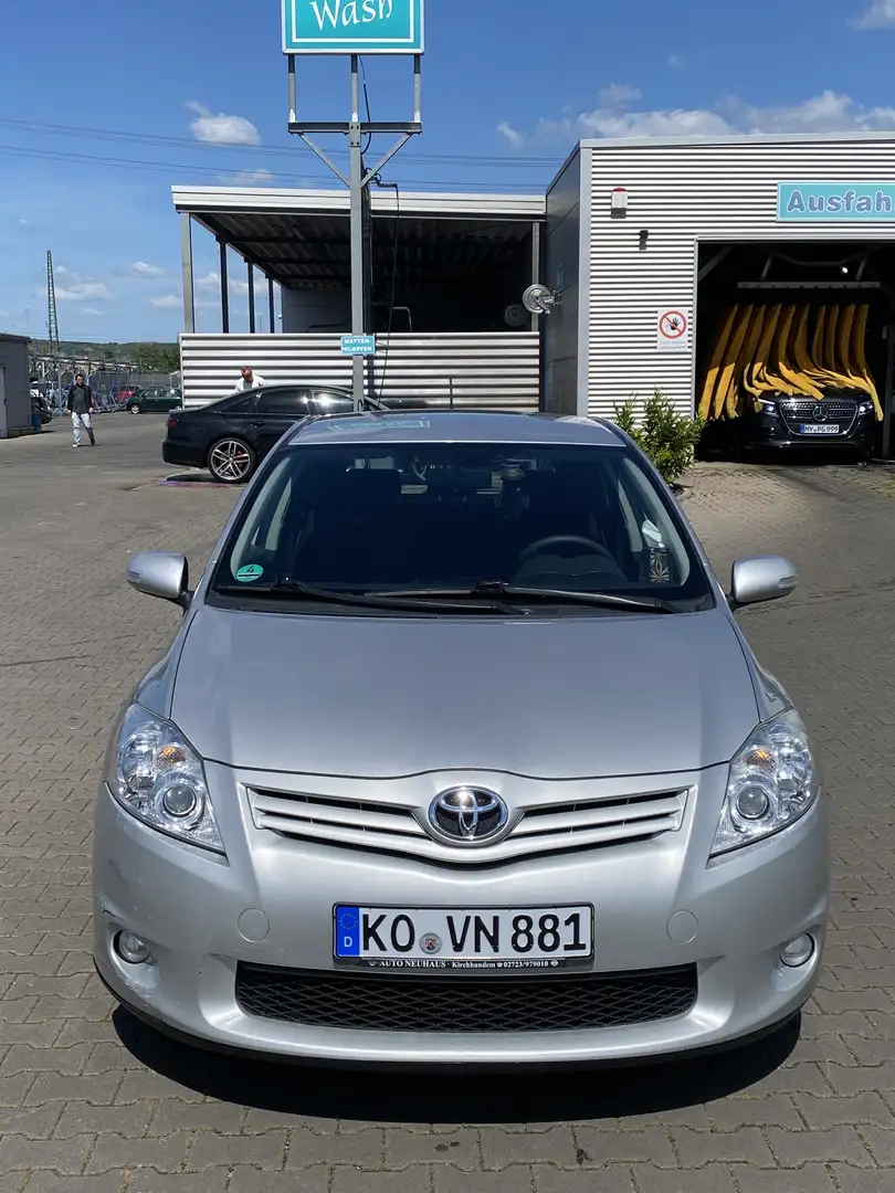 Toyota Auris 1.6 Club Серебристый - 2