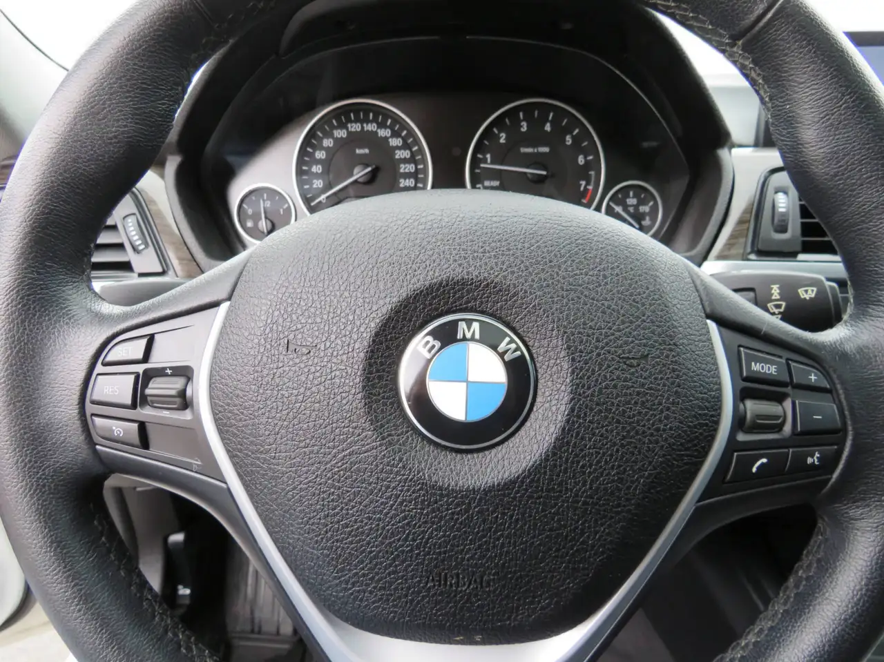 BMW 3 Series снимка BMW 3 Series