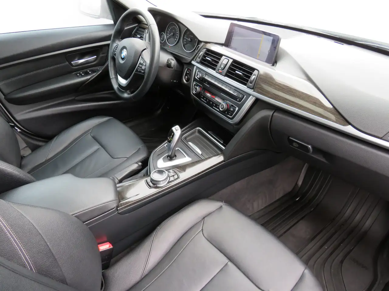 BMW 3 Series снимка BMW 3 Series