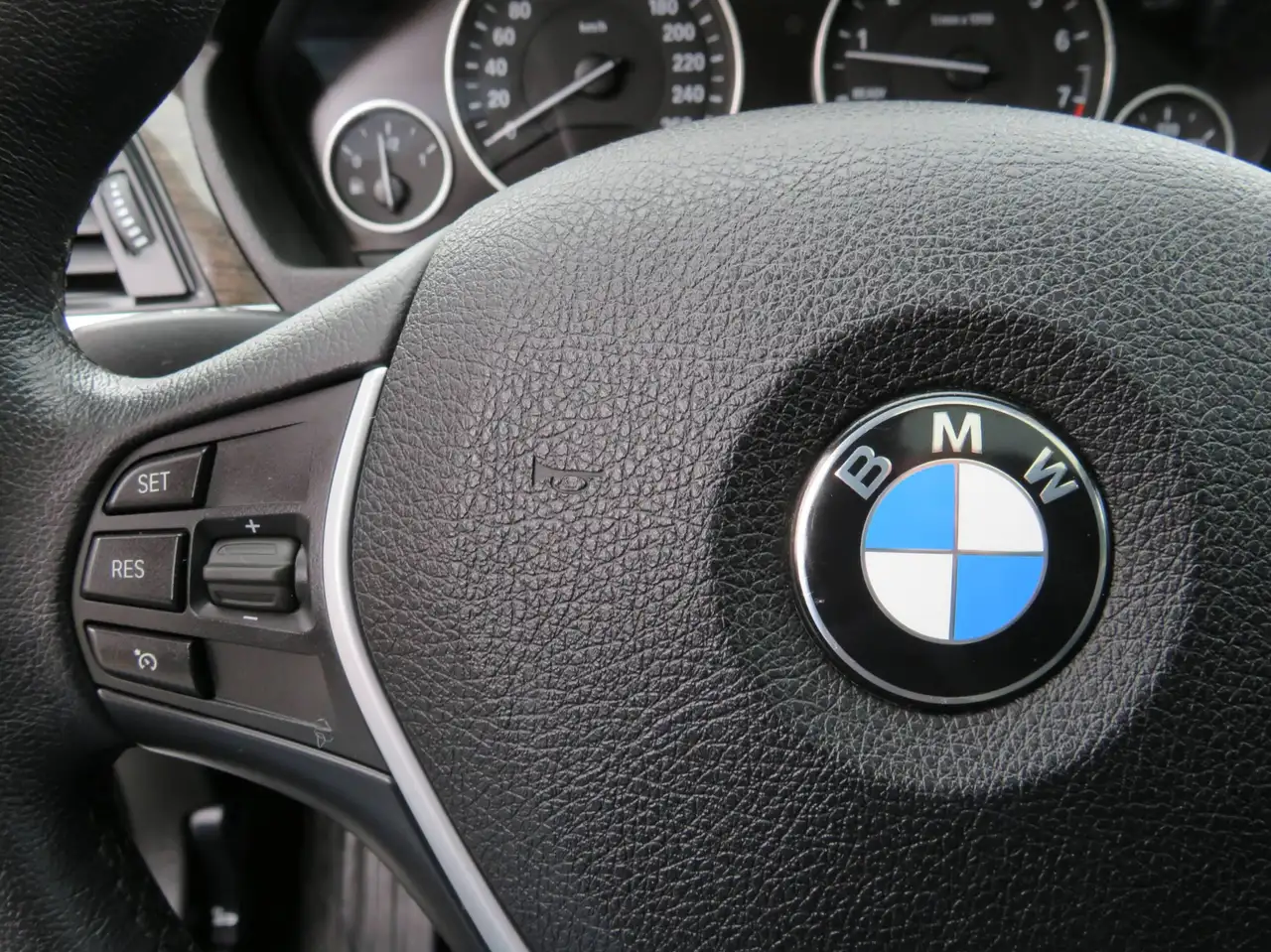 BMW 3 Series снимка BMW 3 Series