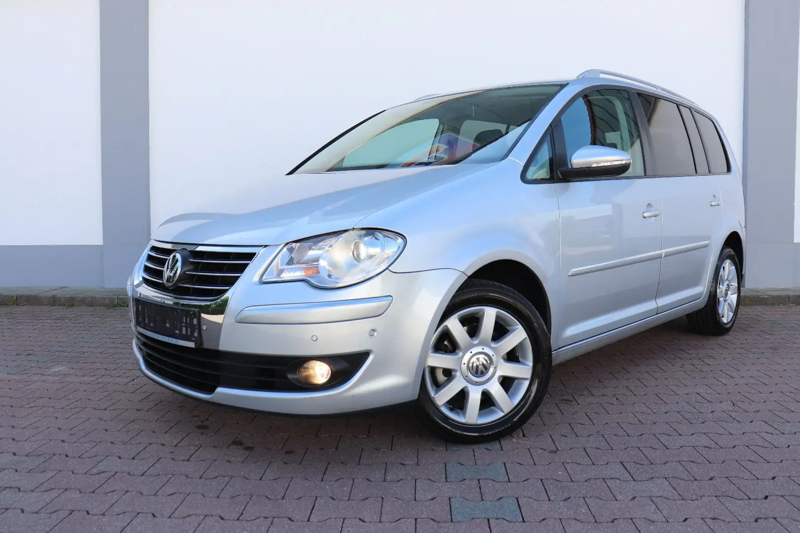 Volkswagen Touran 2.0TDI HIGHLINE DSG-AUTOM.NAVI*VOLLEDER*1.HD*SH-VW Ezüst - 1