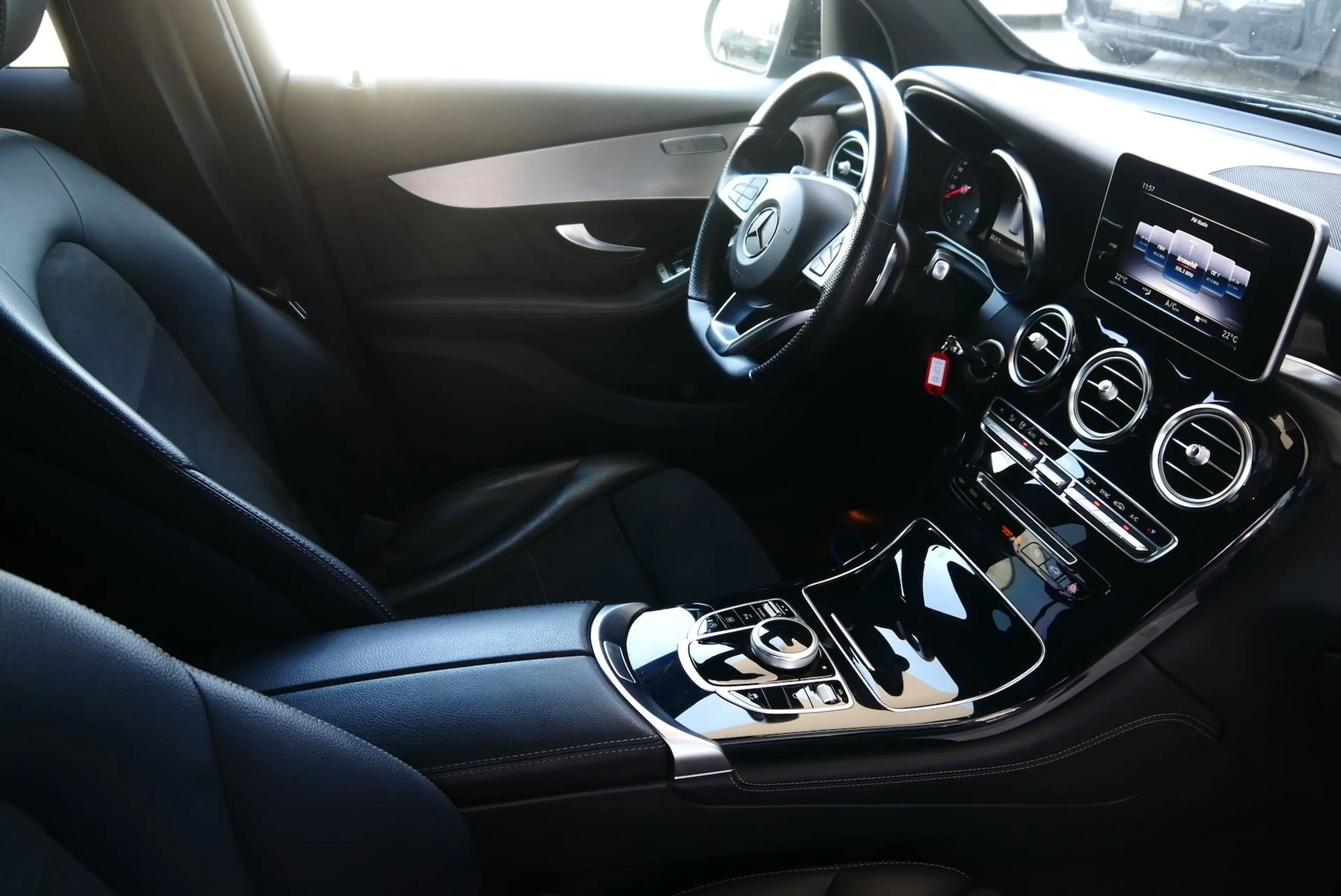 Mercedes-Benz GLC 250 d AMG Line 4Matic *AHK & Parkassistent* — photo 11