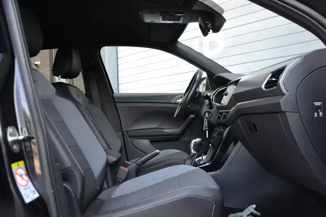 Volkswagen T-Cross view 9