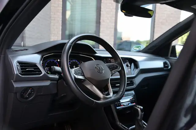 Volkswagen T-Cross view 6