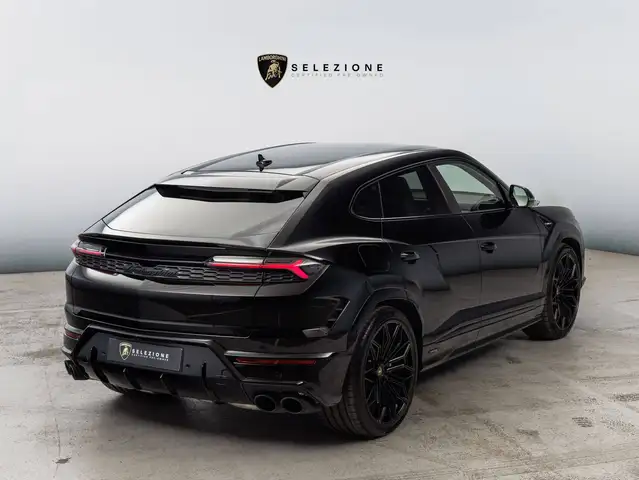 Lamborghini Urus view 4