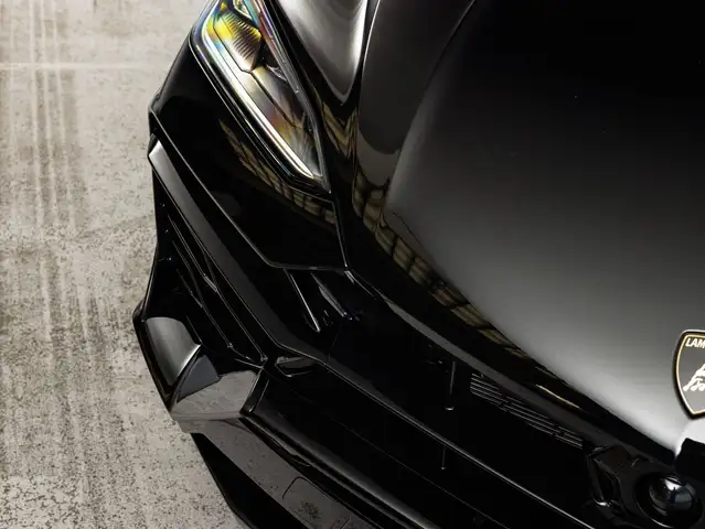 Lamborghini Urus view 9