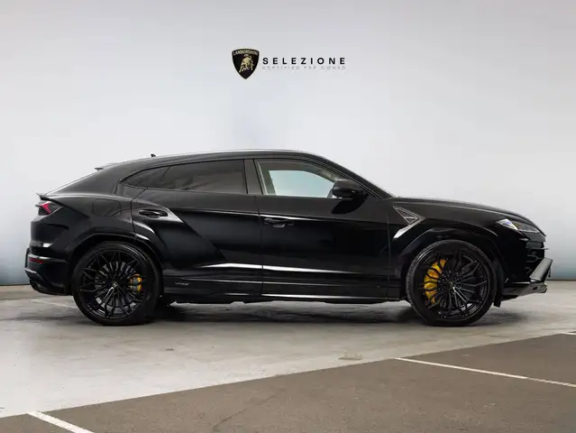Lamborghini Urus view 3