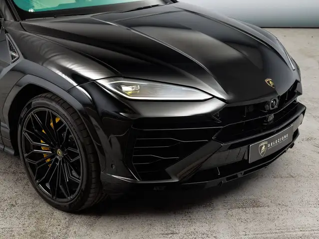 Lamborghini Urus view 8