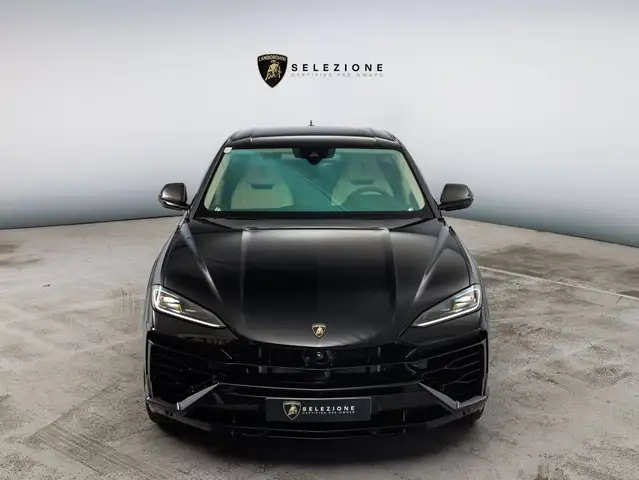 Lamborghini Urus view 2