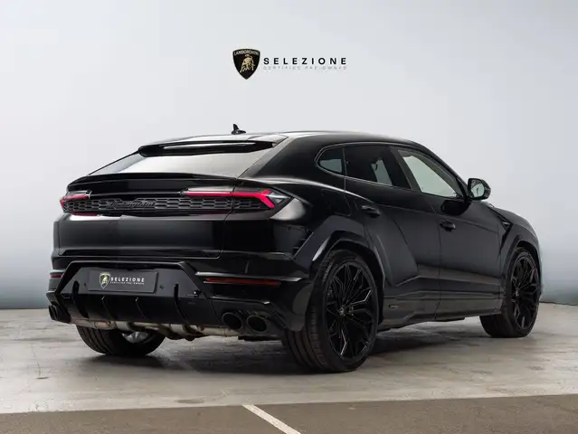 Lamborghini Urus view 5
