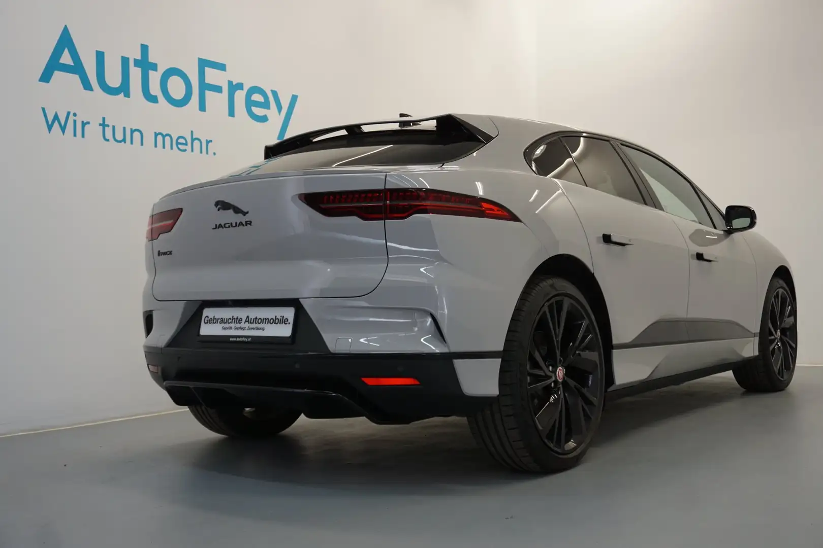Jaguar I-Pace I-Pace SE EV400 90kWh AWD Šedá - 2
