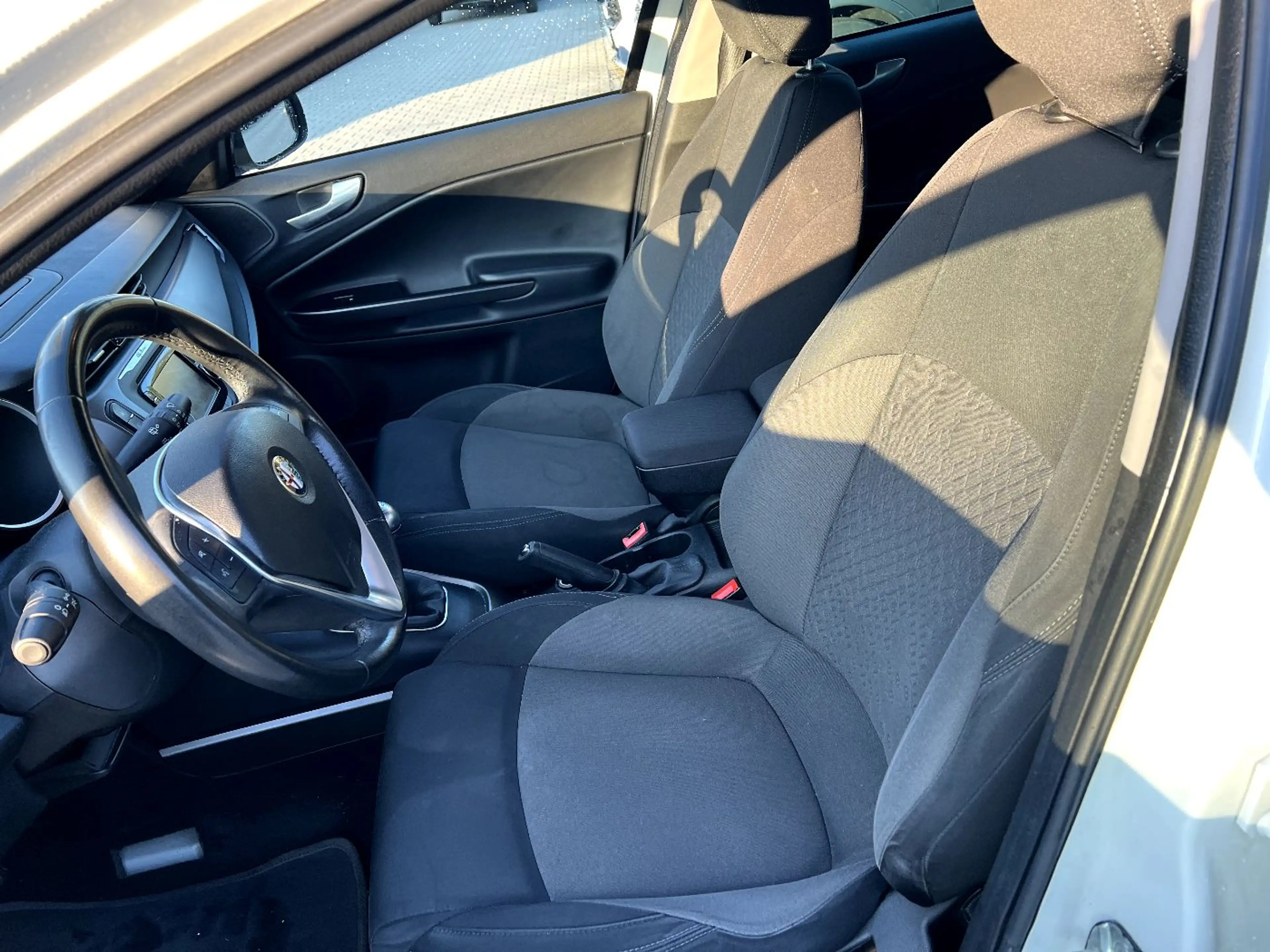 Alfa Romeo Giulietta 1.4 TB 16V *Klimaanlage Alufelgen PDC* — photo 9