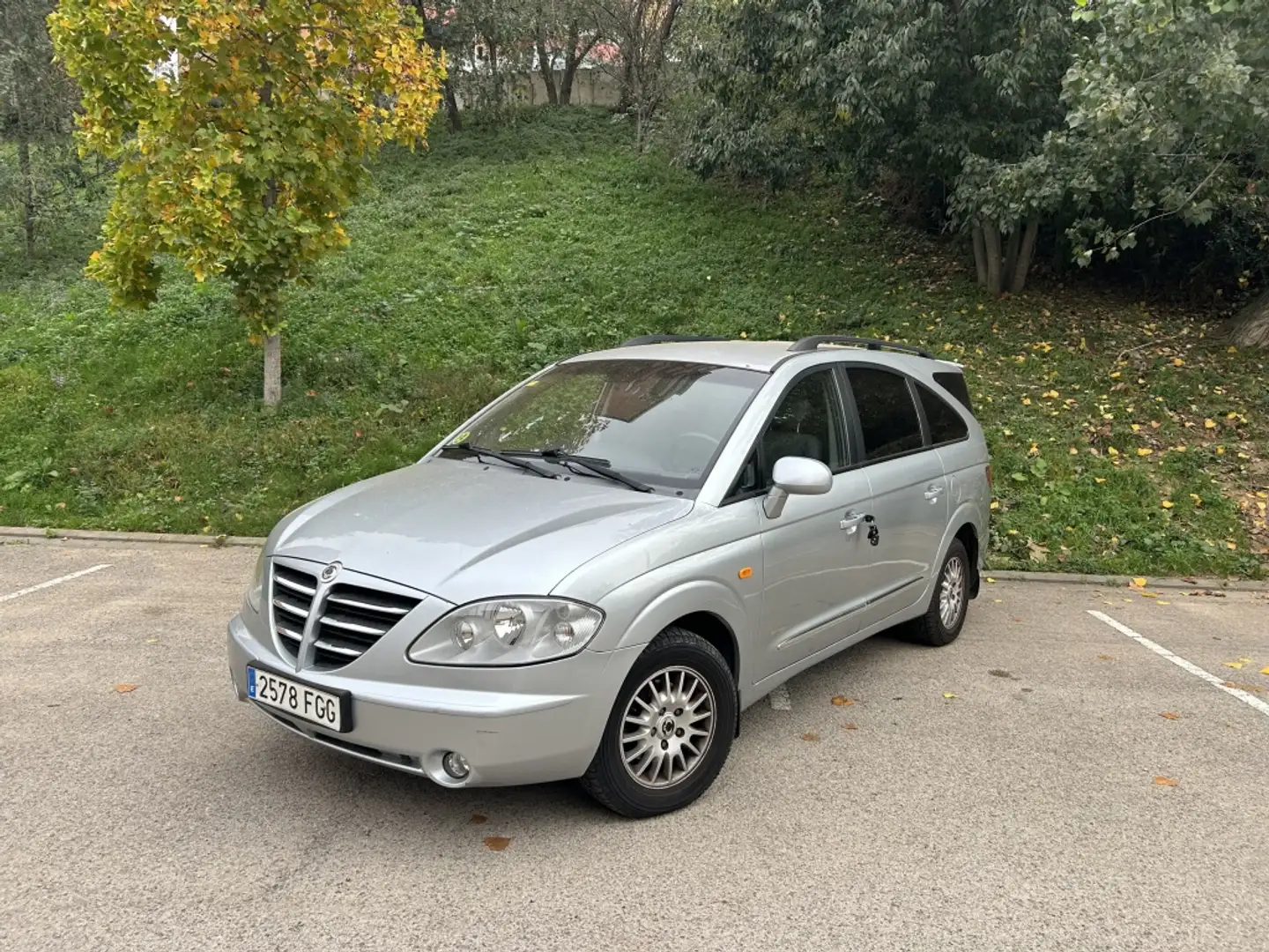 SsangYong Rodius 270 Xdi 165 Grijs - 1