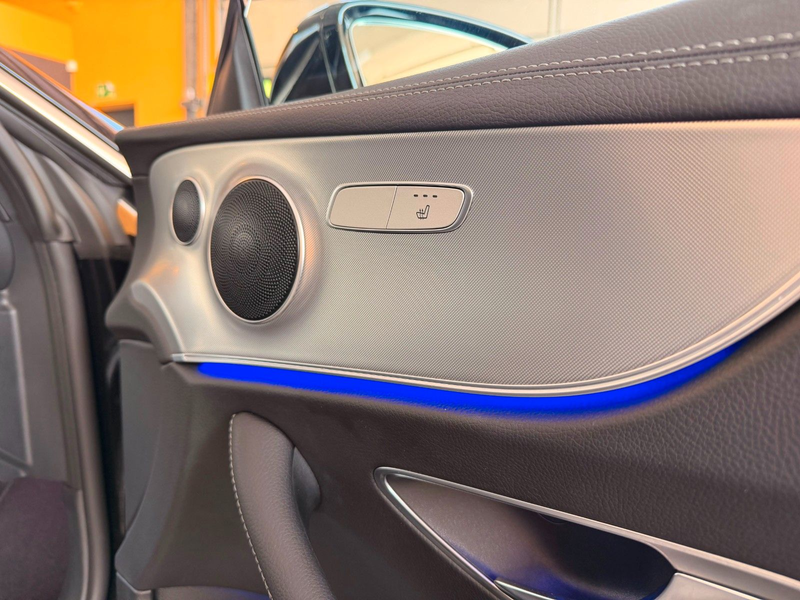 Mercedes-Benz E 200 Cpe 2x AMG*Pano*Comand*LED*Ambient*RFK*20" — photo 8