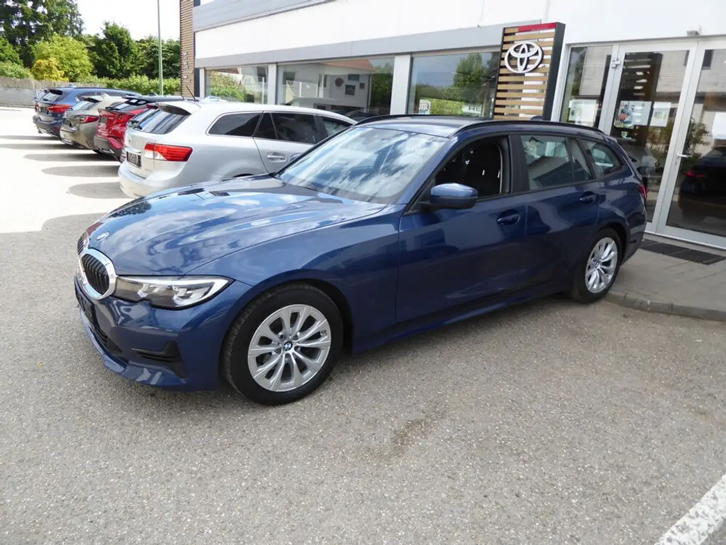 BMW 318 d Touring Aut. *LED*NAVI*SHZ* Blau - 2