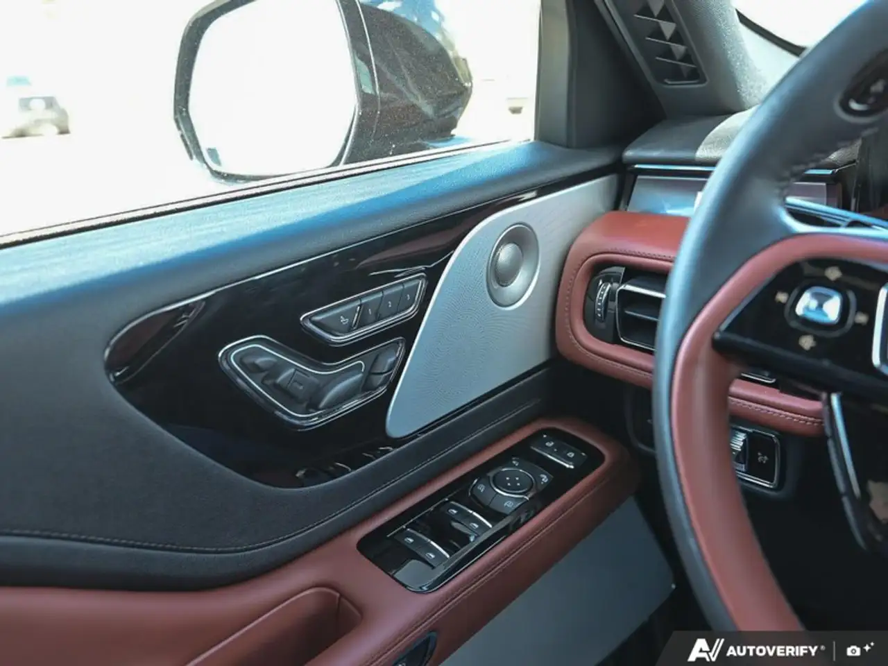 Lincoln Aviator снимка Lincoln Aviator