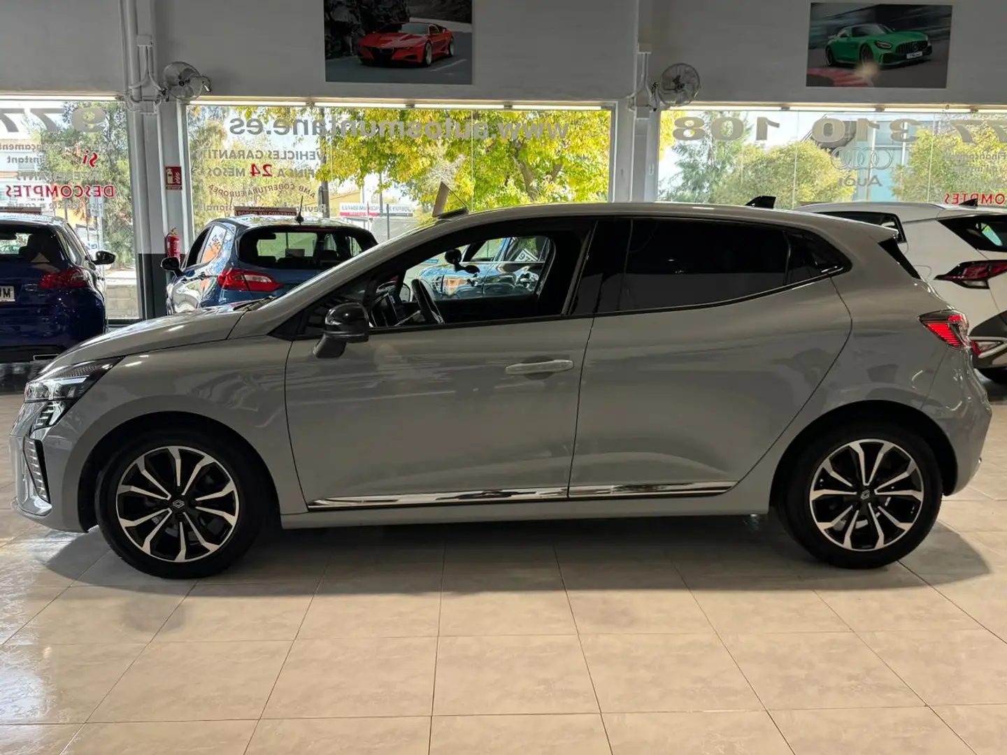 Renault Clio 1.0TCE 100CV TECHNO.- " AÑO 2024 ".- " SOLO 32.45 Gris - 2