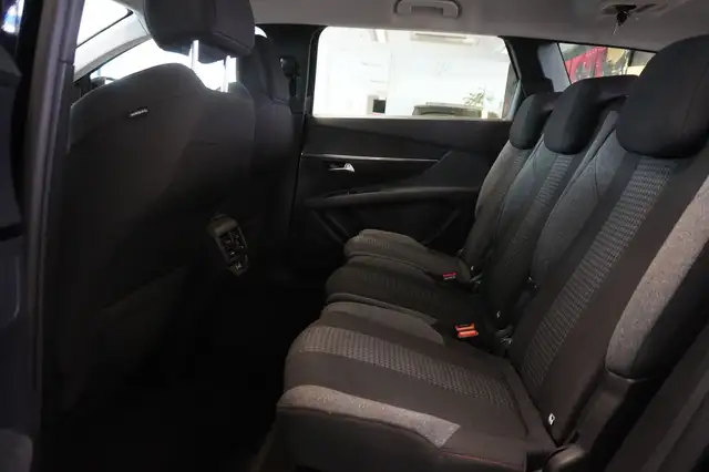 Peugeot 5008 view 9