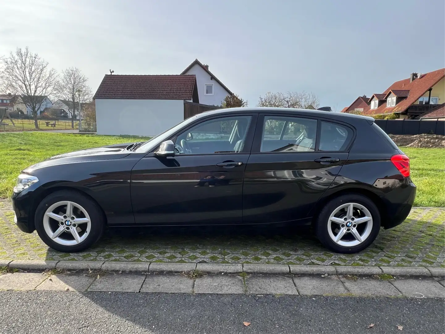 BMW 118 Advantage 5tg/Navi/GRA/SHZ/PDC/AHK/Scheckh-gepfl. Černá - 1