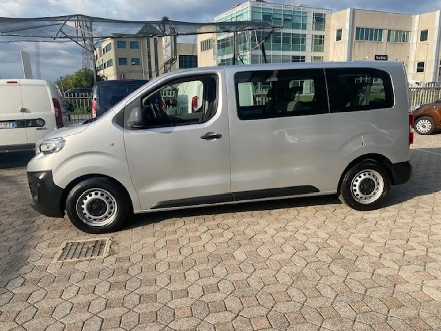 Peugeot Expert 1.5 blue hdi 120 cv Combi 9 posti Silber - 1
