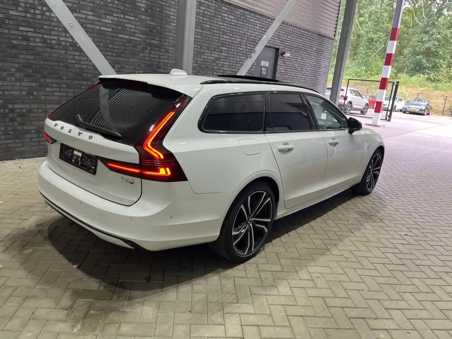 Volvo V90 T6 Plug-in hybrid Ultra Dark | Bowers&Wilkins | Lu Wit - 2