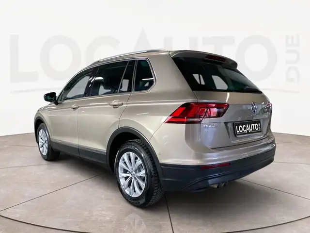 Volkswagen Tiguan view 4