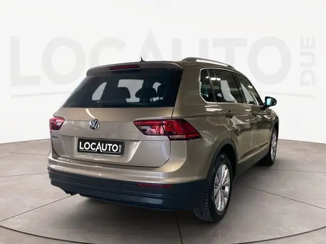 Volkswagen Tiguan view 3