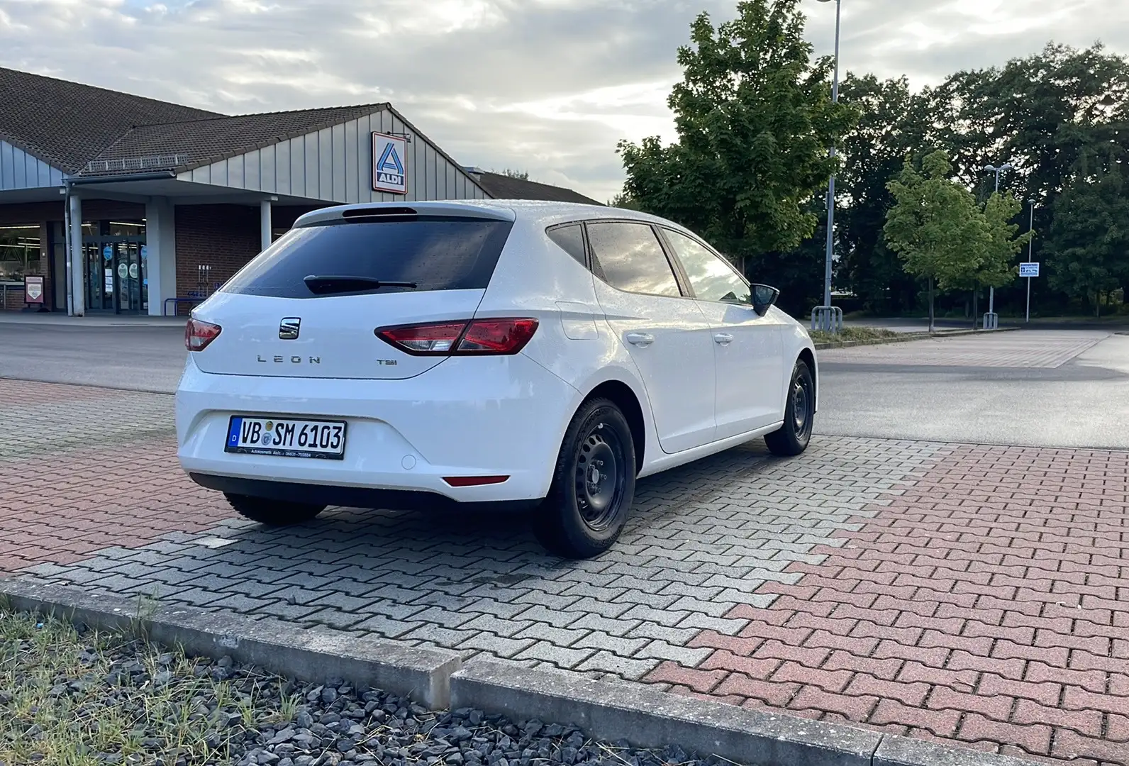 SEAT Leon Reference Weiß - 1
