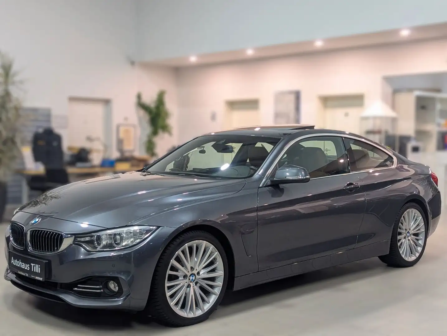 BMW 420 i Coupe Luxury Aut. /Leder/ Navi Prof/ AHK Grau - 1