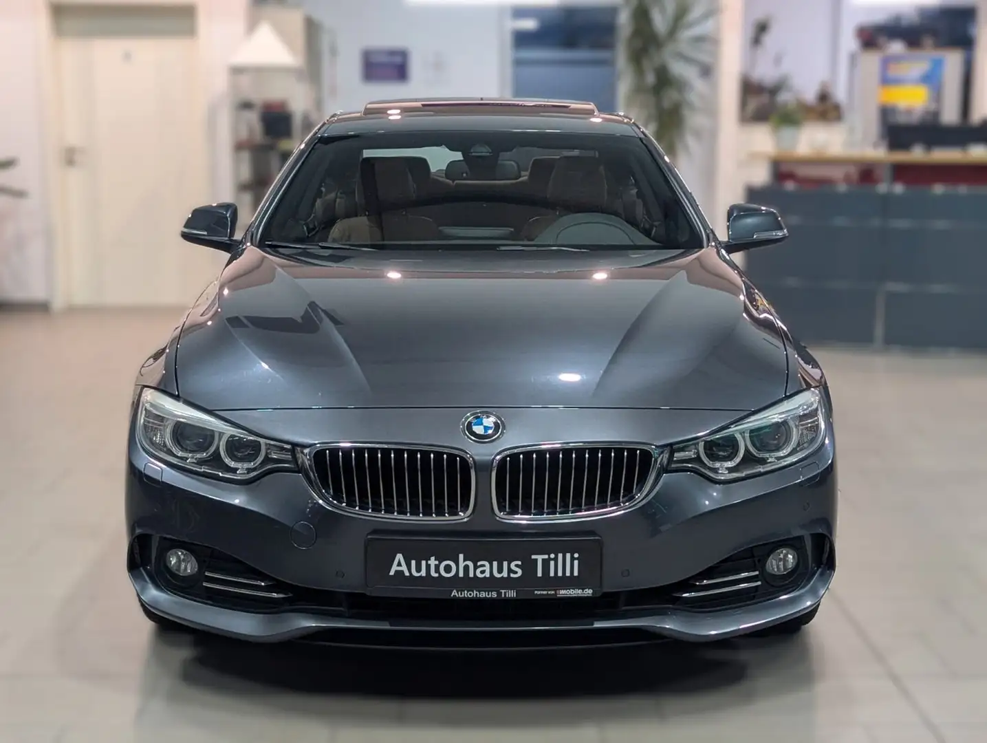 BMW 420 i Coupe Luxury Aut. /Leder/ Navi Prof/ AHK Grau - 2