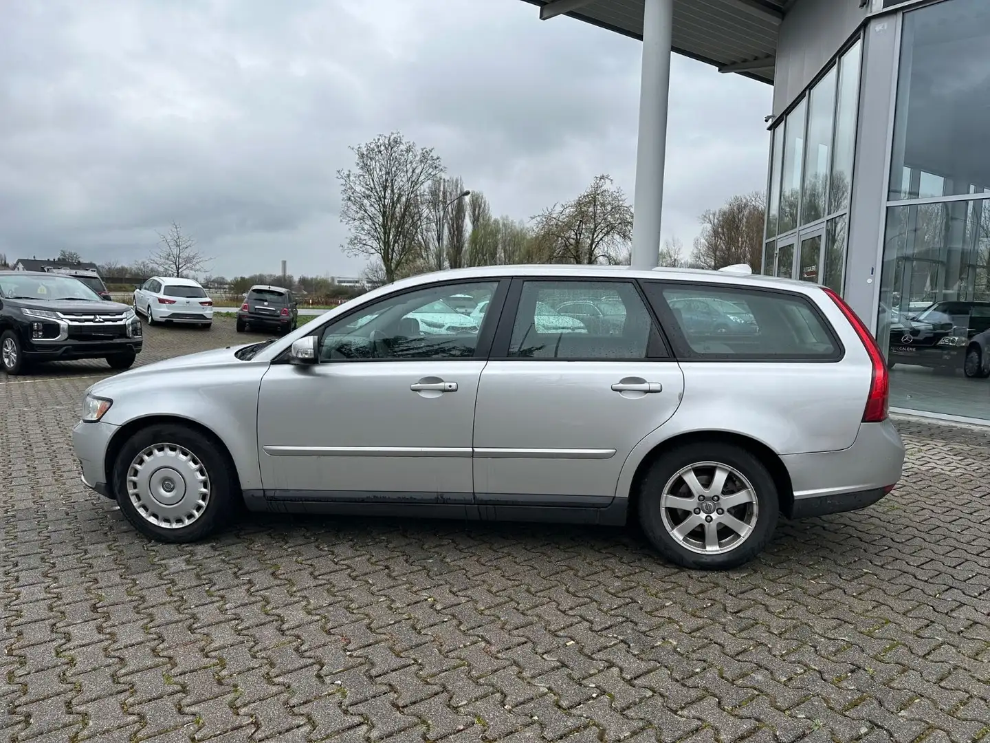 Volvo V50 Kombi 1.8 Kinetic/Klima/AHK Plateado - 2