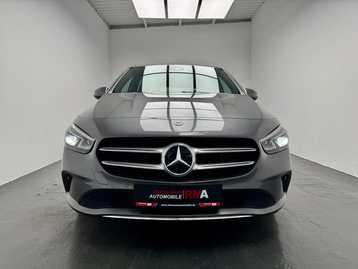 Mercedes-Benz B 180 1.3 KAT Metallic+KAMERA+AHK+LED+LEDER+NAVI Grau - 2