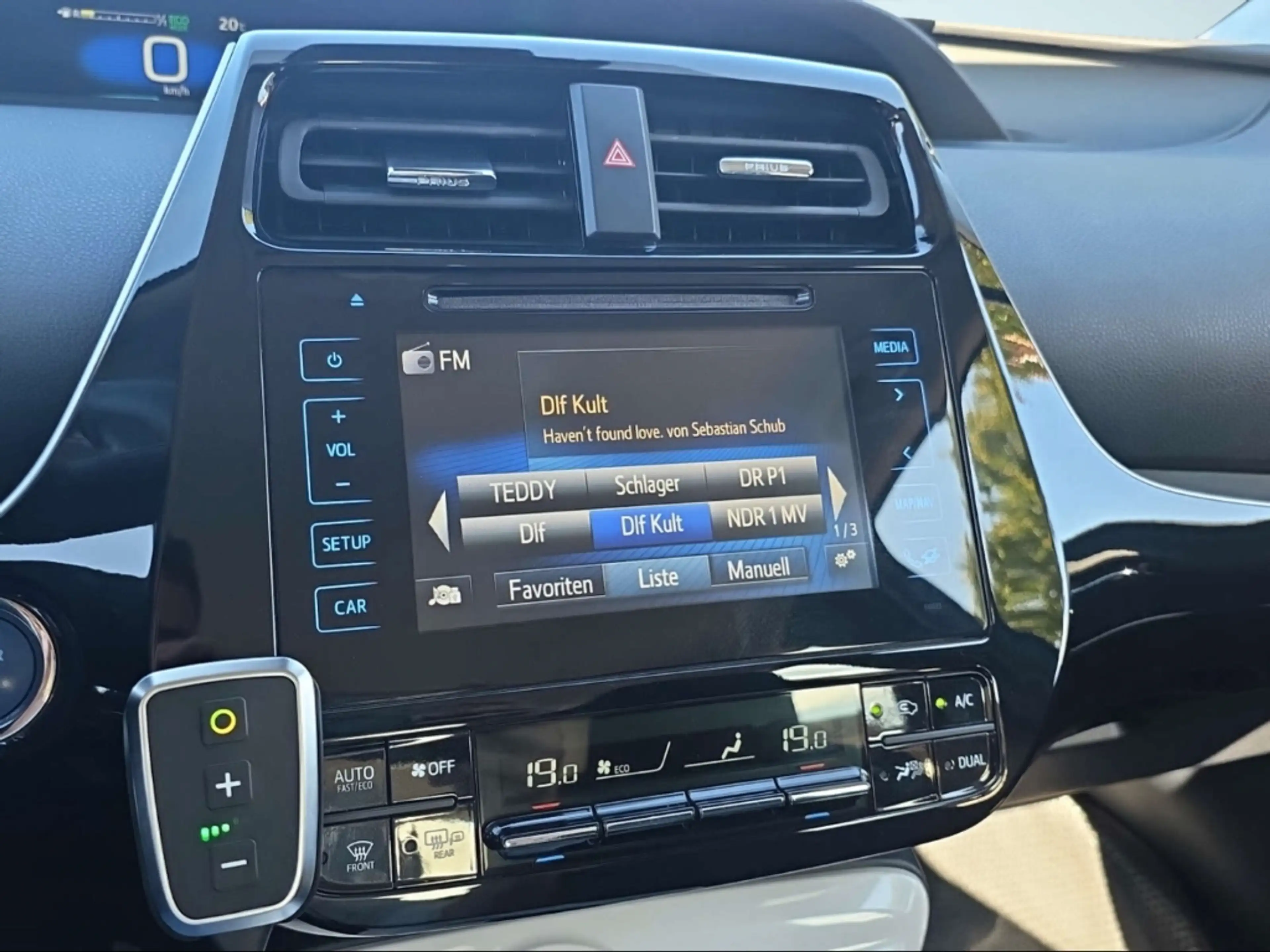 Toyota Prius Comfort ZV SHZ LED Rückfahrkam. HUD Klima Keyless — photo 9