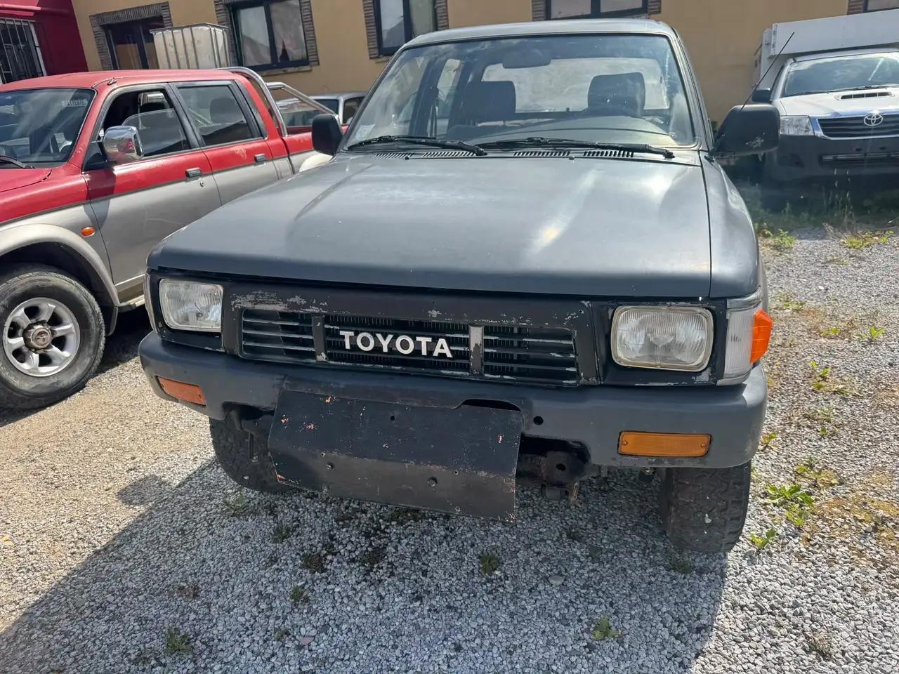 Toyota Hilux 2.4 D 4WD SR5, foto 1