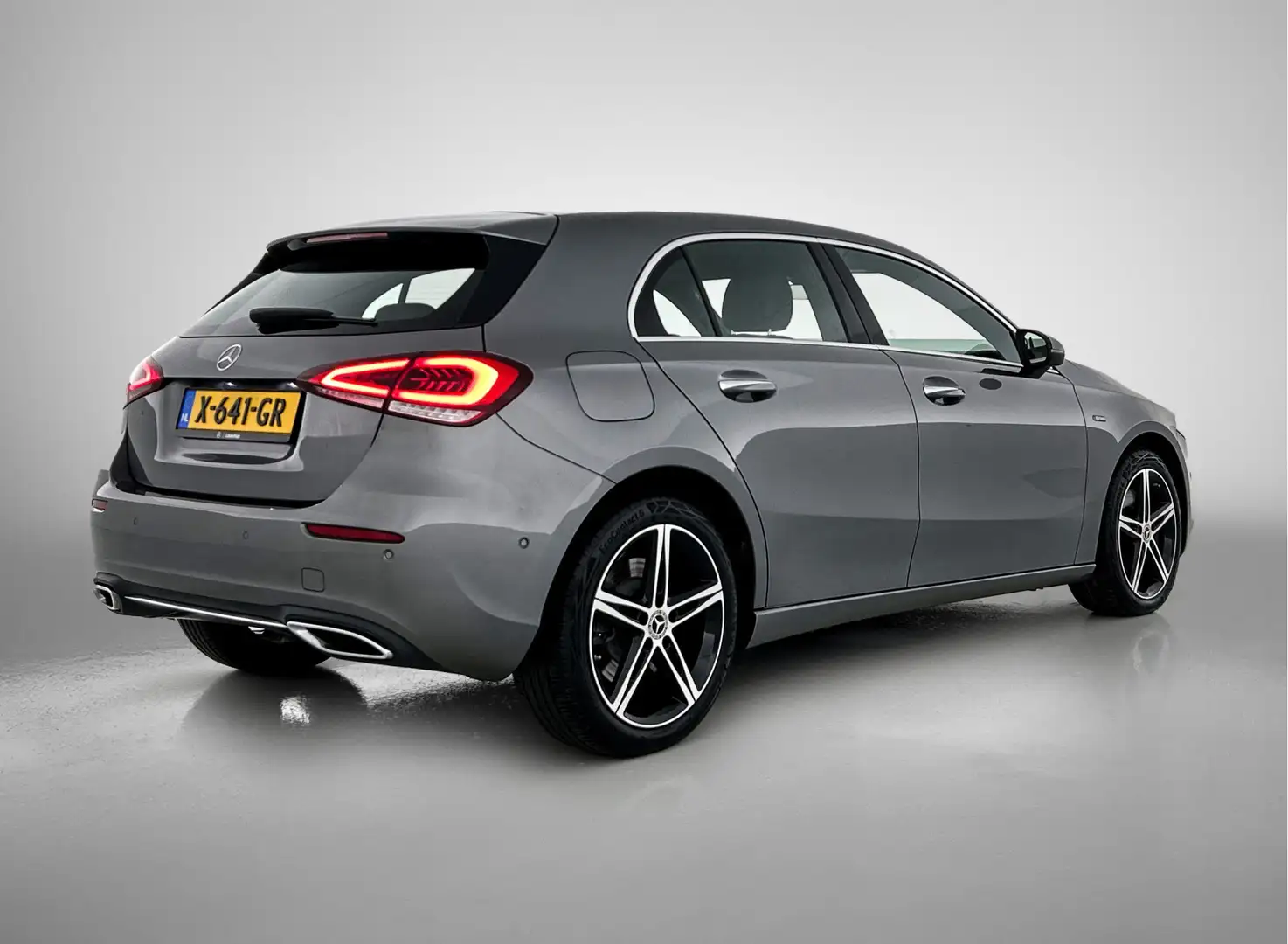 Mercedes-Benz A 250 e Premium Plus | Panoramadak | 5 spaaks lichtmetal Grijs - 2