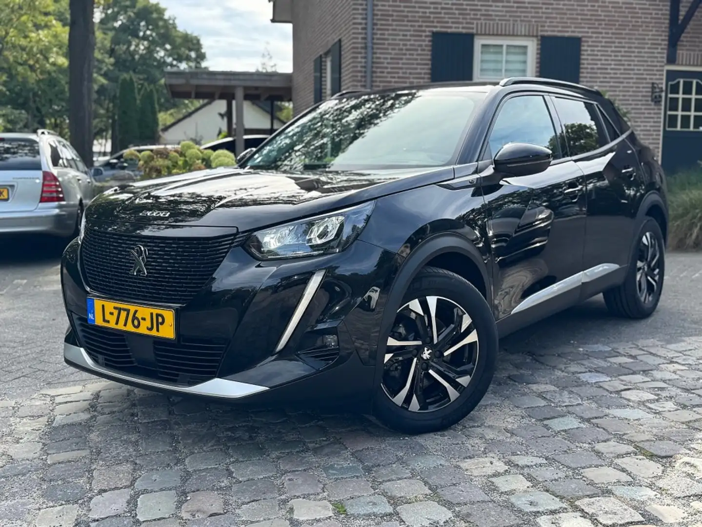 Peugeot e-2008 EV Allure Pack 50 kWh ecc,led,navi,pdc,lmv,1/2leer Noir - 1