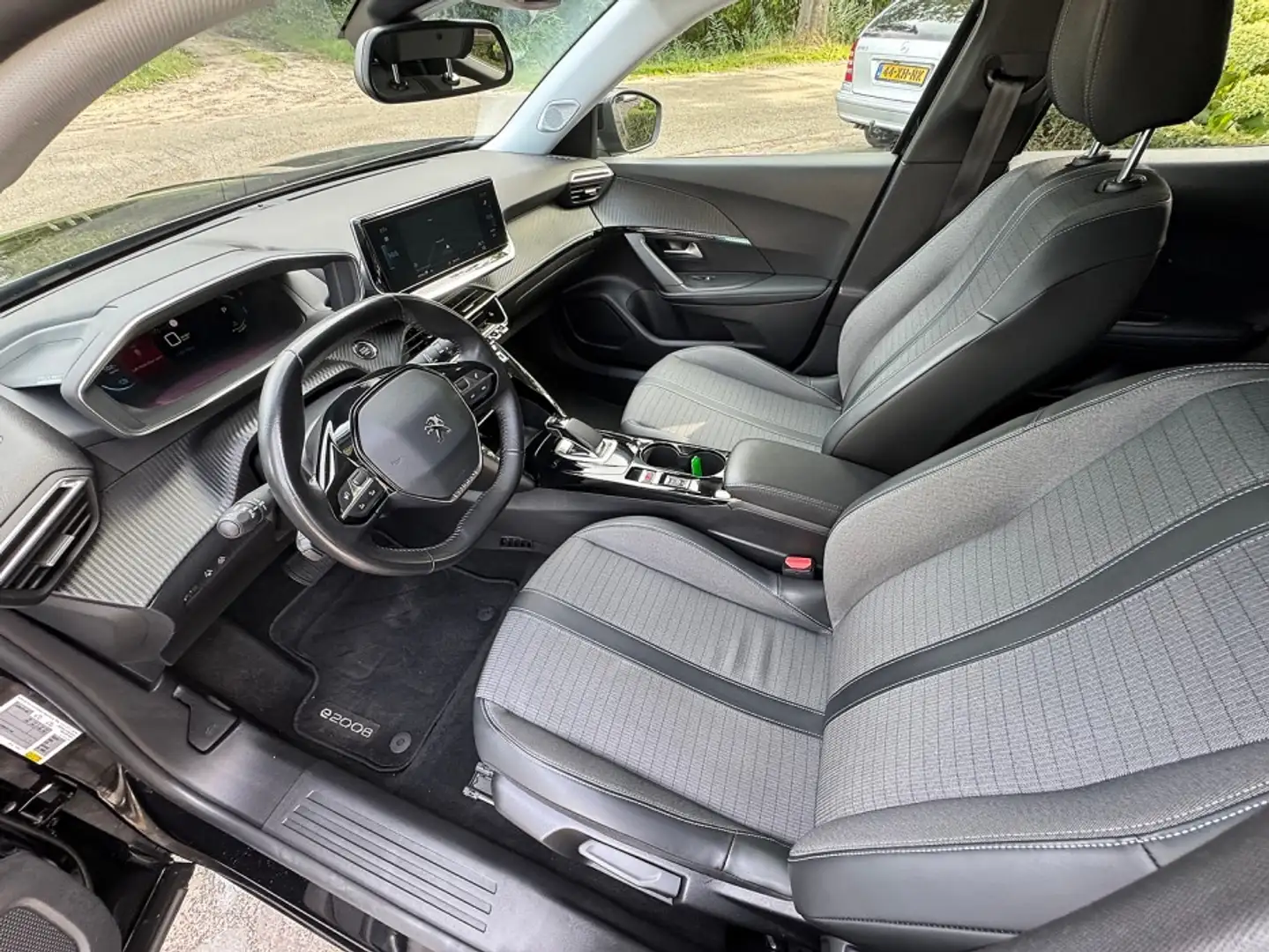 Peugeot e-2008 EV Allure Pack 50 kWh ecc,led,navi,pdc,lmv,1/2leer Noir - 2