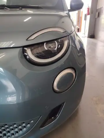Fiat 500E view 11