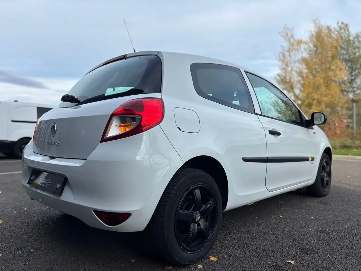 Renault Clio III 1.2 75CH EDITION YAHOO - CARNET D'ENTRETIEN - GARANTIE 03 MOIS Blanc - 2