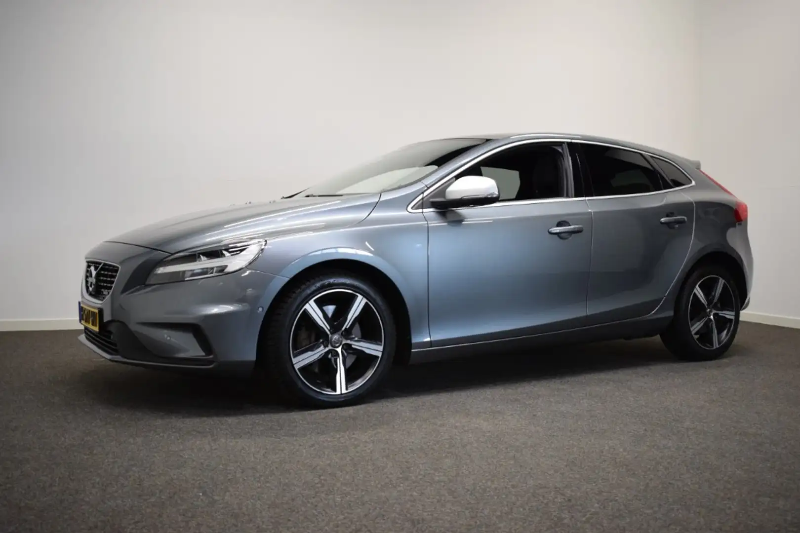 Volvo V40 T3 153pk AUT6 76200 KM Polar+ Sport R-Design Pano/ Grau - 2