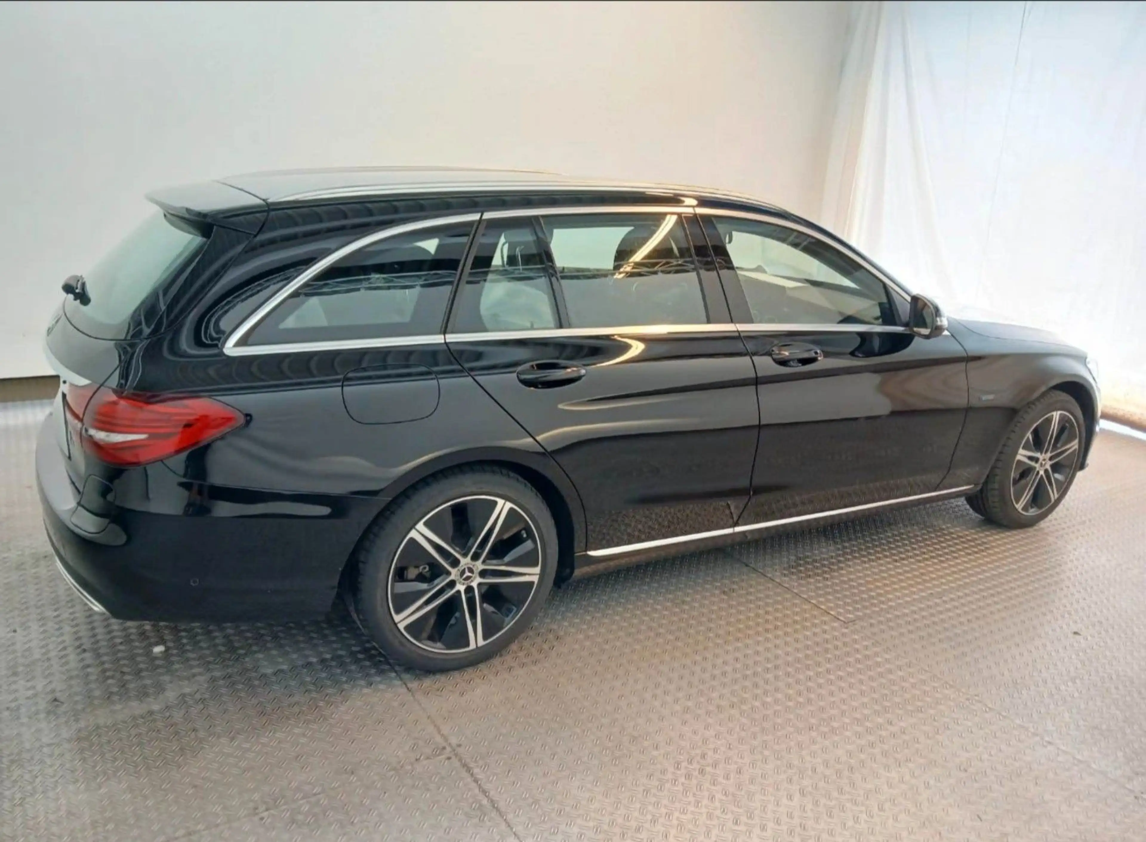 Mercedes-Benz C 300 e 9GTR LED NAVI COMAND CAM 44Co2 — photo 11